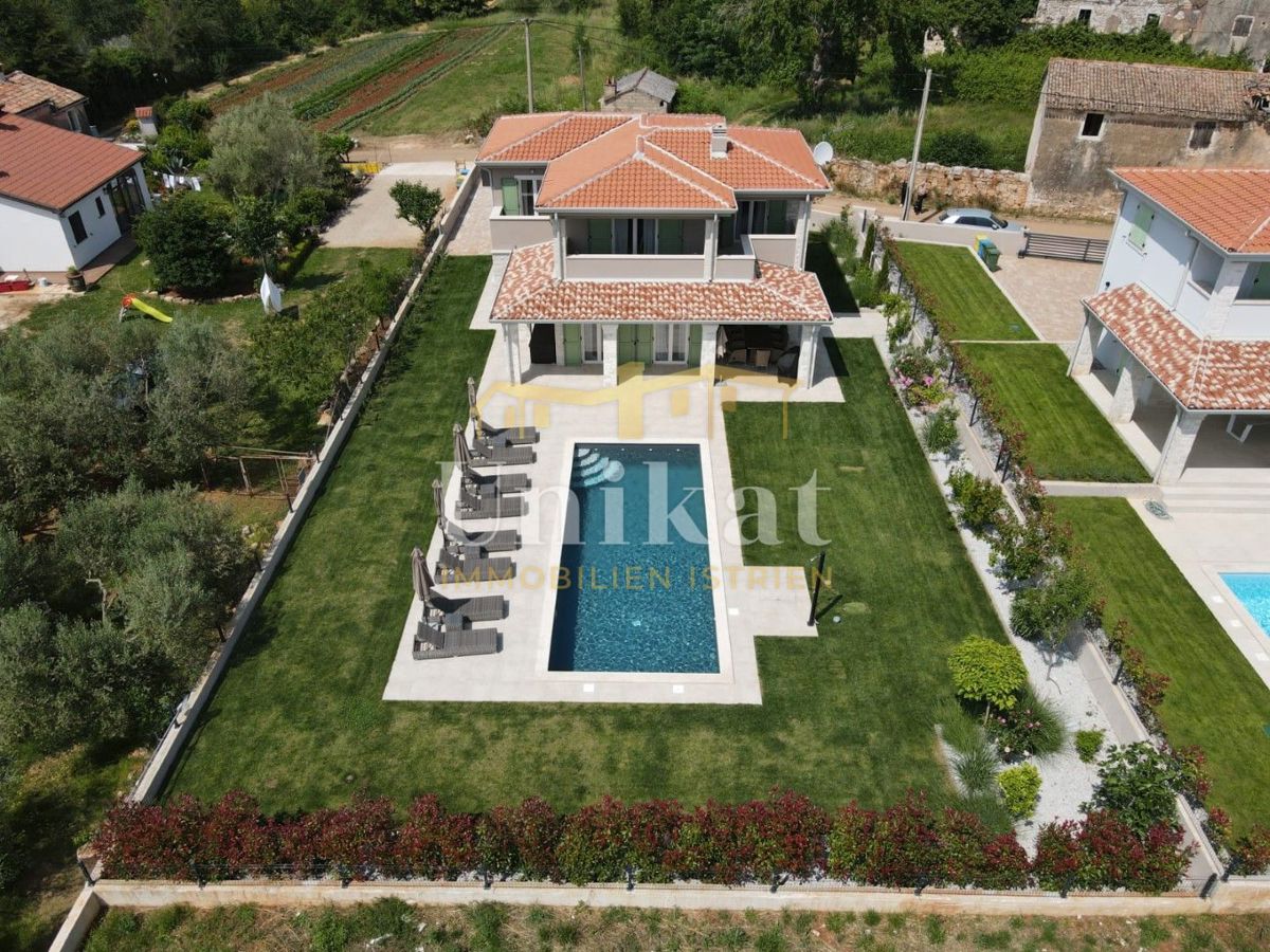 Hiša blizu Vižinade - vrt, bazen, 4 spalnice